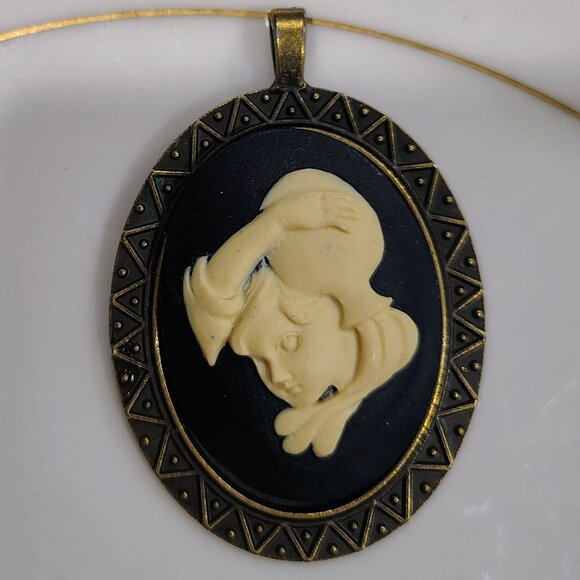 AQUARIUS POURING WATER CAMEO PENDANT Vtg GOLD TONE Cream Black Molded Lucite - Picture 6 of 6